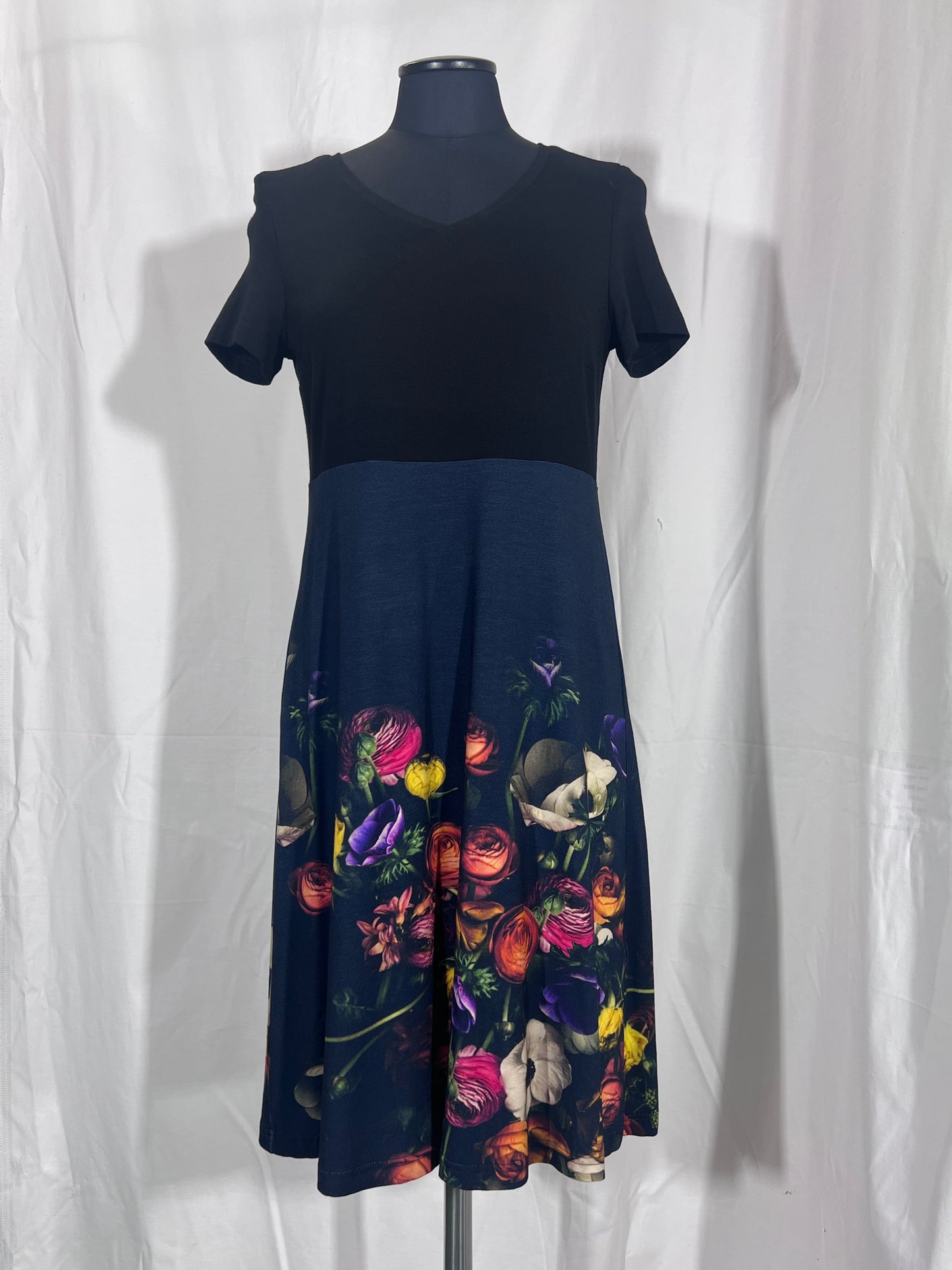Robe longue à manches courtes noire avec jupe fleurie bleue taille S d'occasion