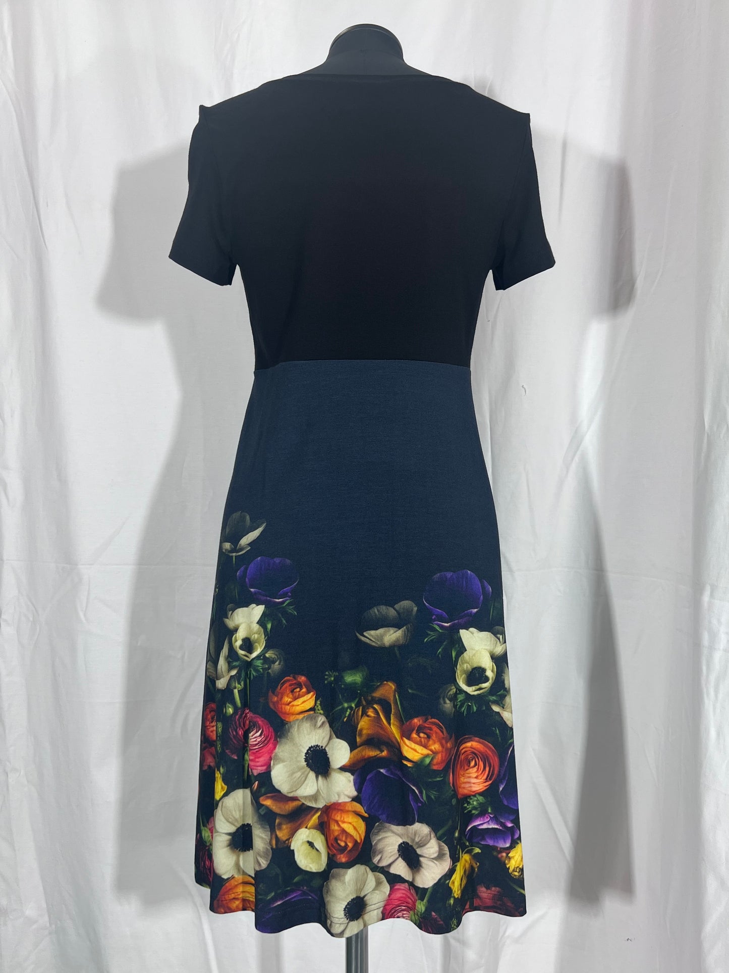 Robe longue à manches courtes noire avec jupe fleurie bleue taille S d'occasion