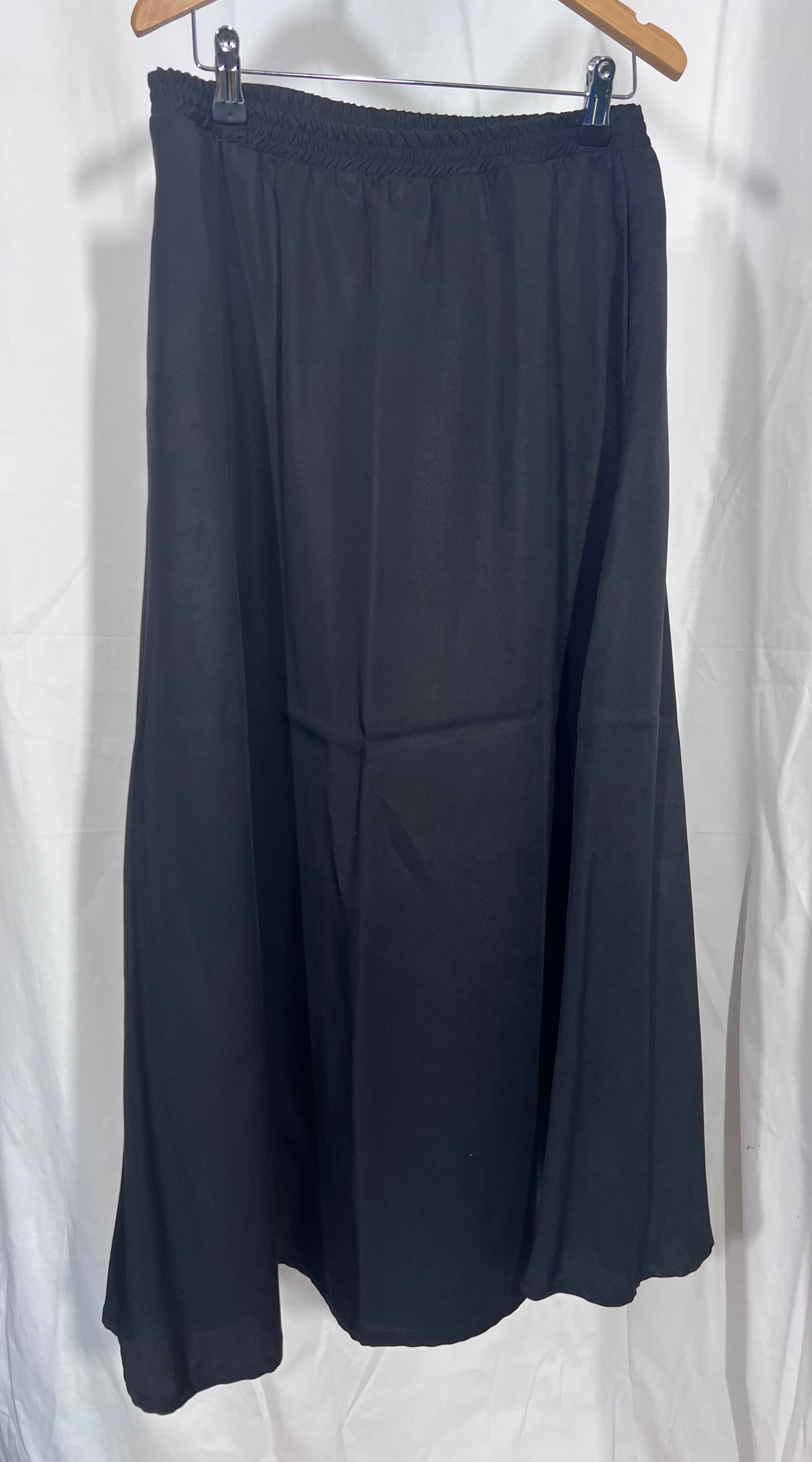 2nd hand size M Long black skirt