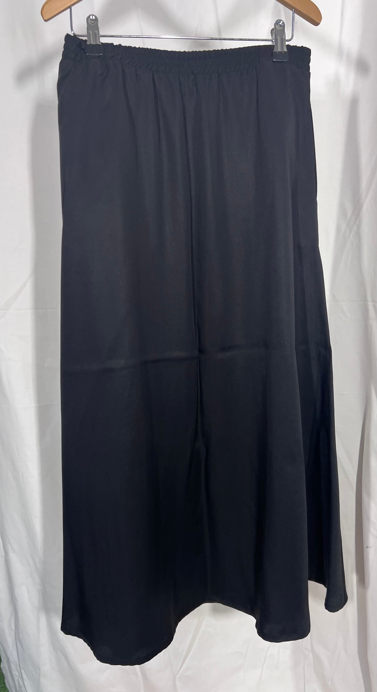 2nd hand size M Long black skirt