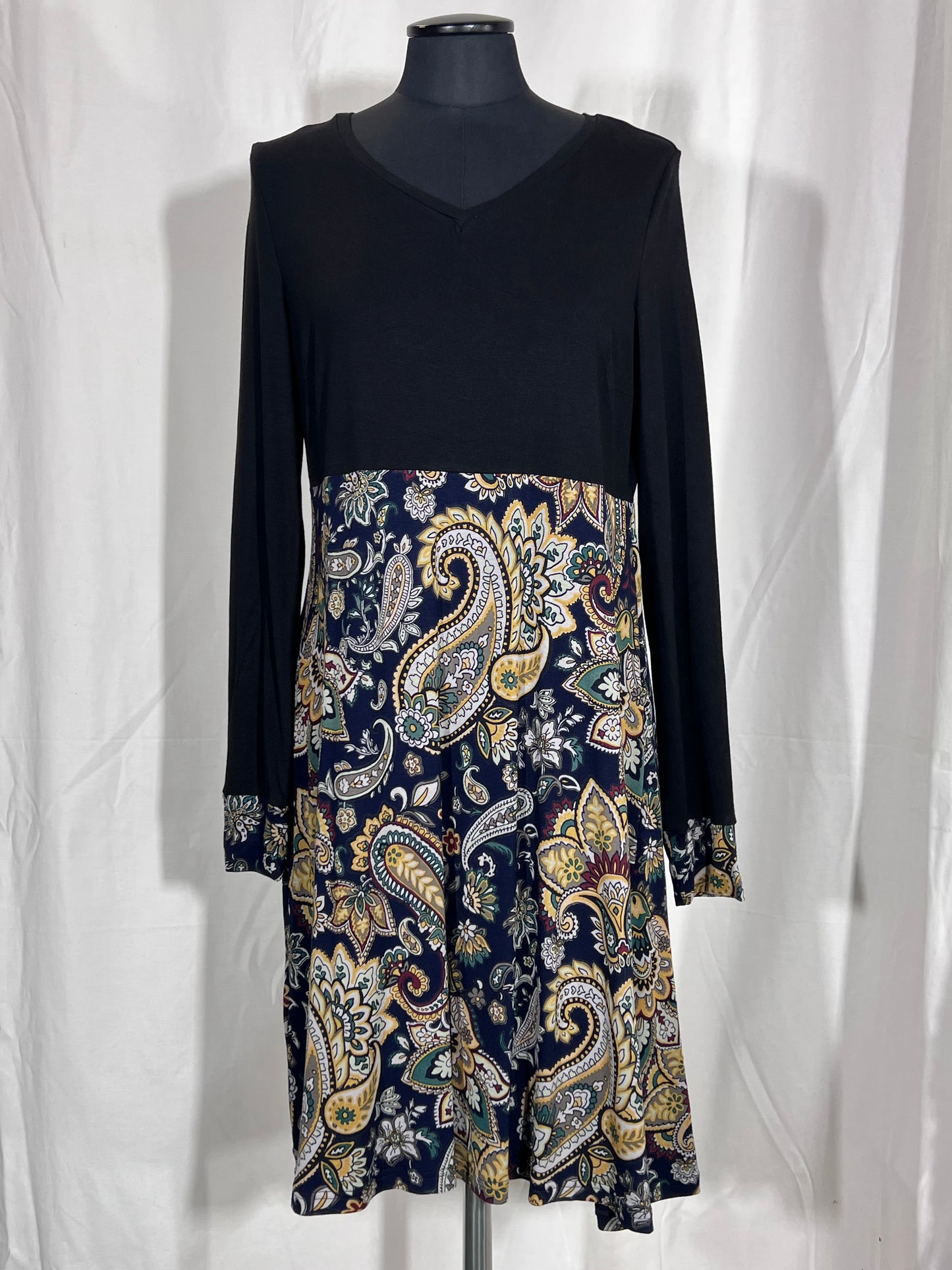 Robe à manches longues taille M d'occasion avec motifs orientaux sur la jupe