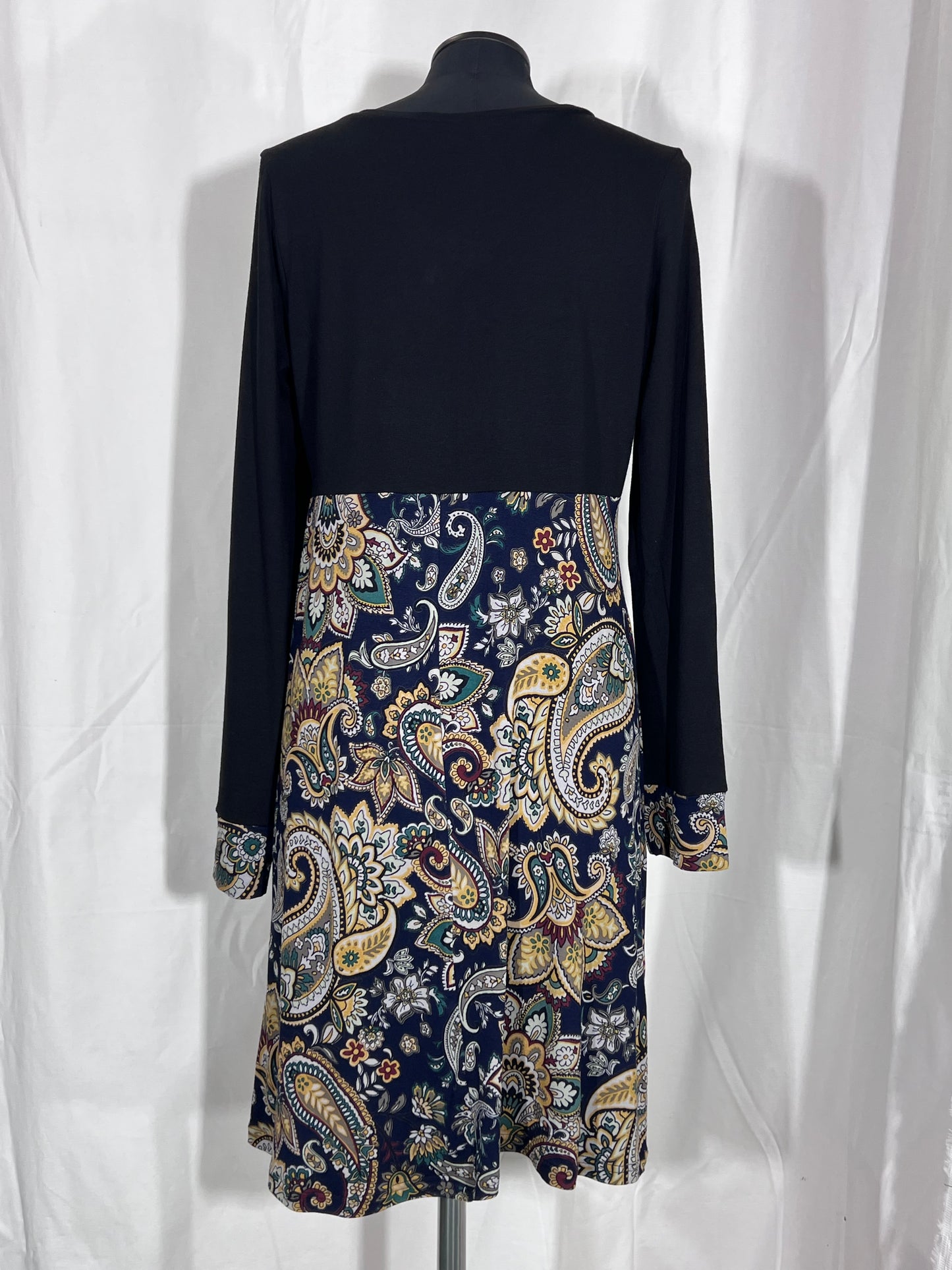 Robe à manches longues taille M d'occasion avec motifs orientaux sur la jupe