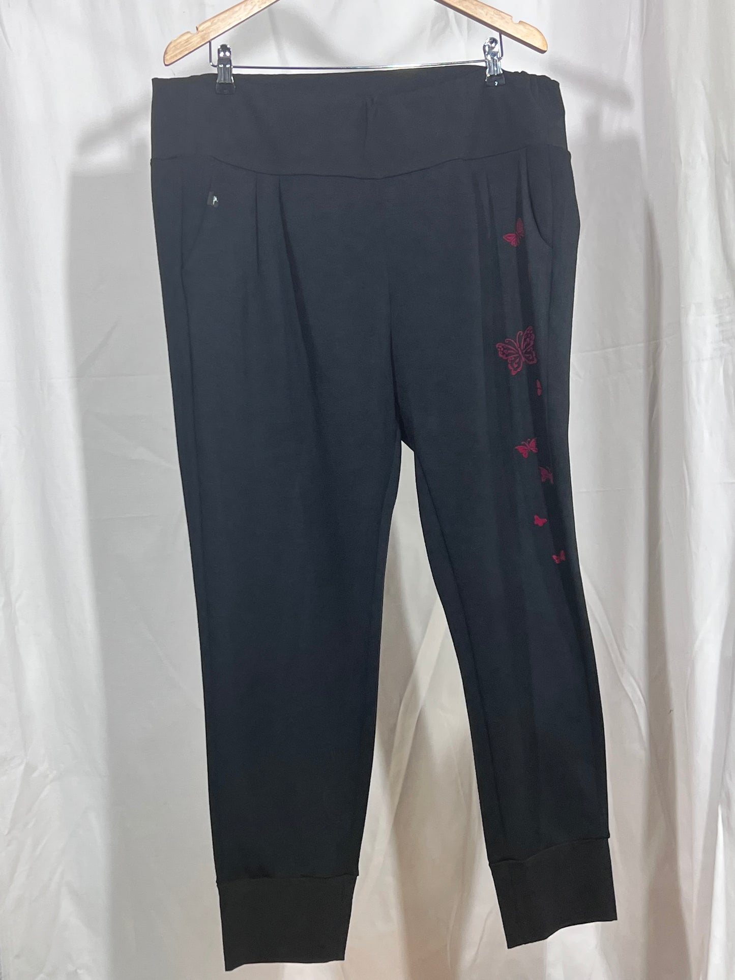 Pantalon noir avec papillons rouges taille 3XL d'occasion