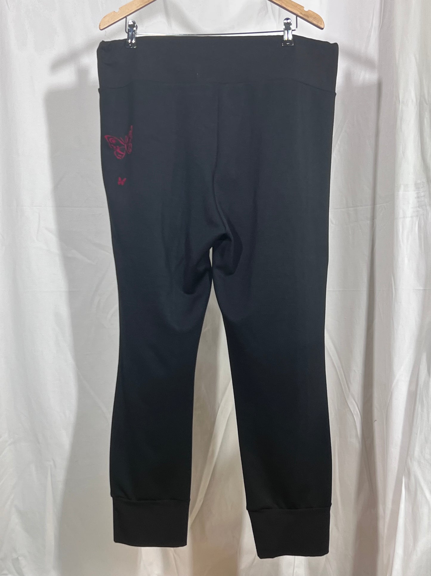 Pantalon noir avec papillons rouges taille 3XL d'occasion