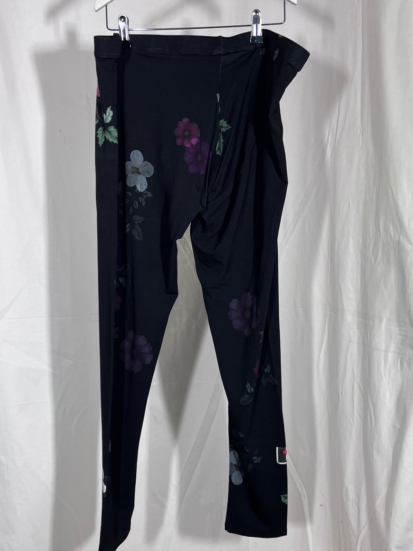 2nd hand size M leggings with squirrel print