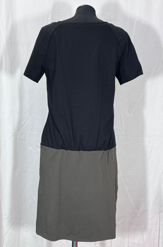 2. Hand Größe S schwarz grünes Kleid