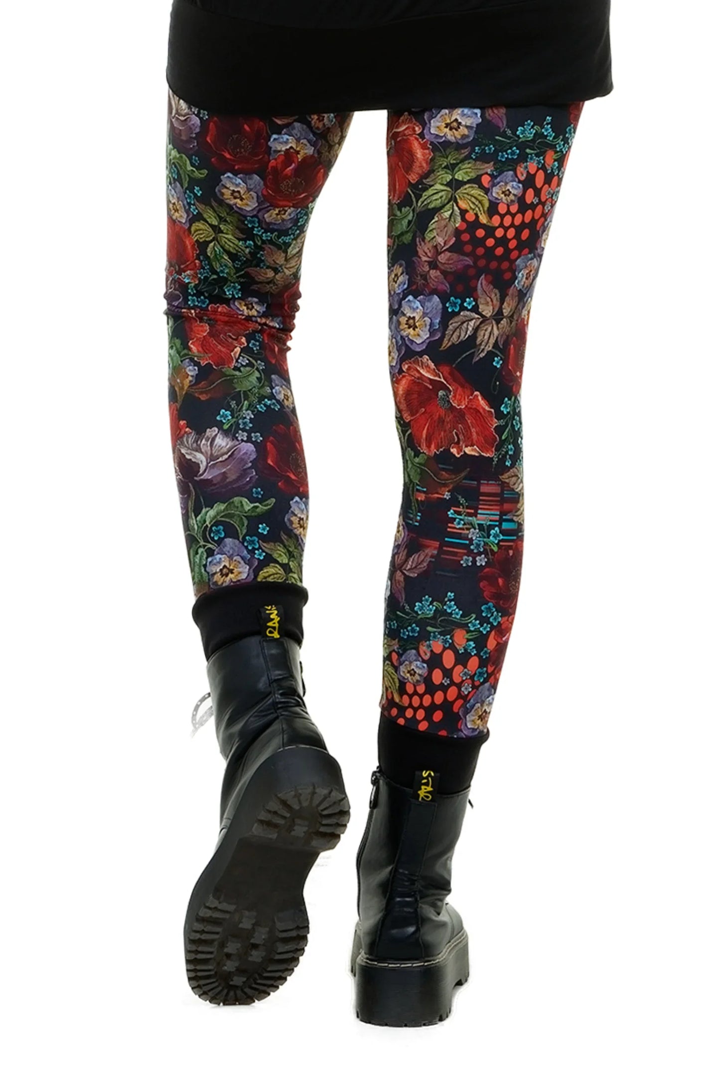 Bunte Leggings mit floralem Muster, kombiniert mit schwarzen Stiefeln