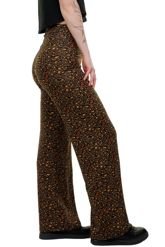 In Berlin hergestellte Wide-Leg-Hose mit hohem Bund (High Waist) und auffälligem Leo-Print aus fließendem Stoff für eine elegante Silhouette