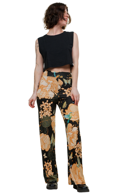 In Berlin hergestellte Wide-Leg-Hose mit hohem Bund (High Waist) und auffälligem Kolibri-Print aus fließendem Stoff für eine elegante Silhouette.