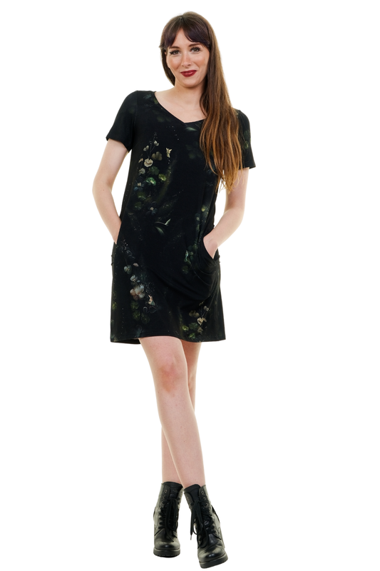 Schwarzes Jerseykleid Lillie von 3Elfen mit exklusivem Dunkelelfen-Blumenprint, A-Linien-Schnitt und Taschen, hergestellt in Polen.