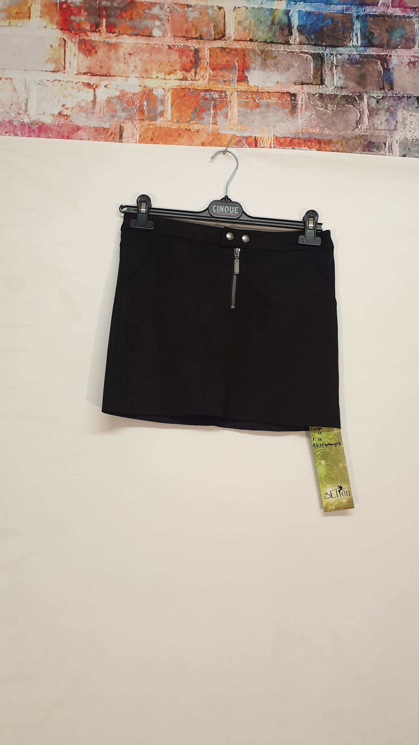 2. Mini-jupe noire taille XS.