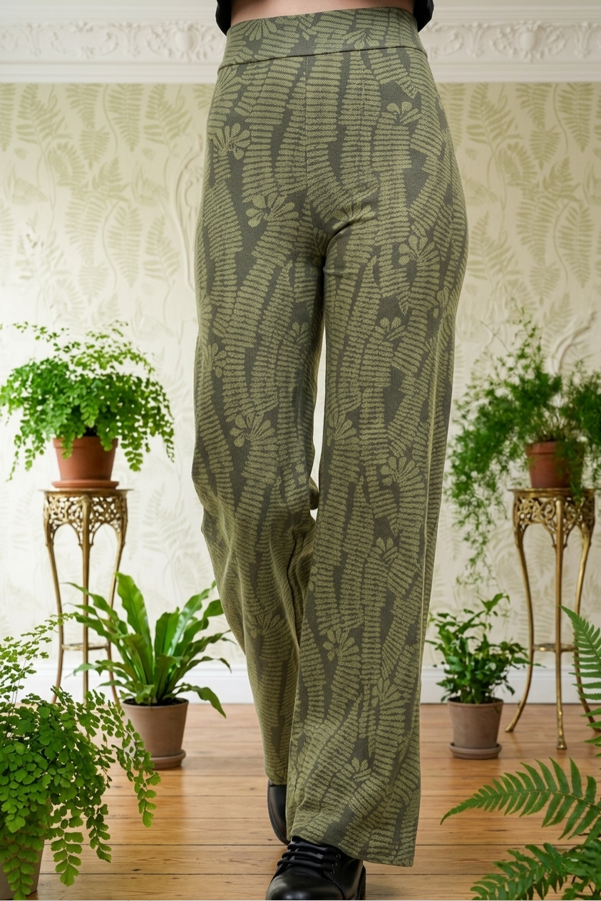 Frau trägt die grüne Evergreen Marlene-Hose mit Muster, weites Bein, Made in Berlin.