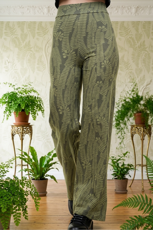 Frau trägt die grüne Evergreen Marlene-Hose mit Muster, weites Bein, Made in Berlin.