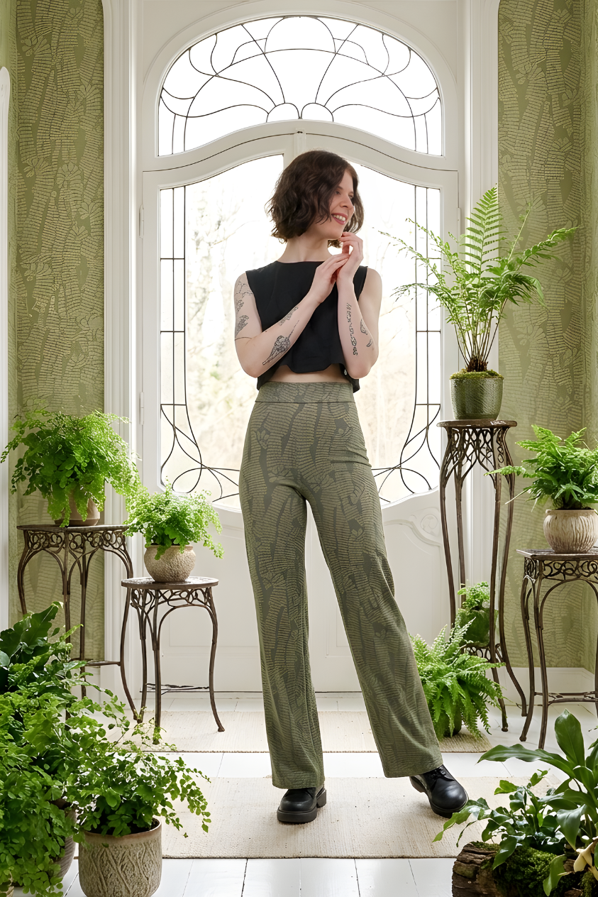 Frau trägt die grüne Evergreen Marlene-Hose mit Muster, weites Bein, Made in Berlin.