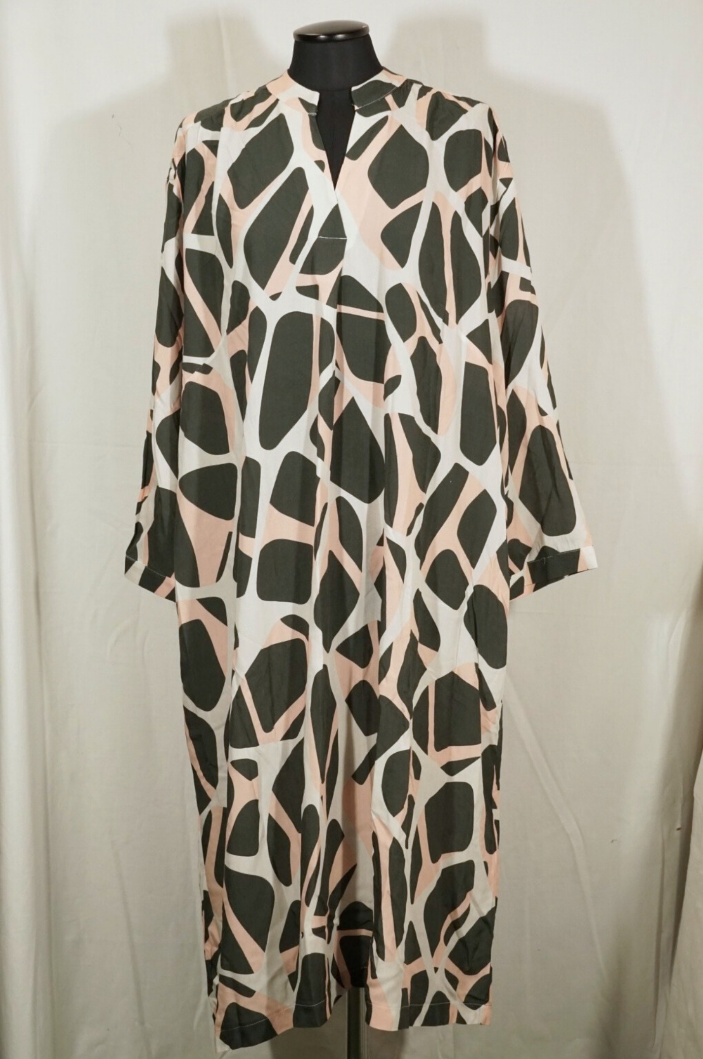 2. Hand Oliven, Rosa, Weiße Kleid