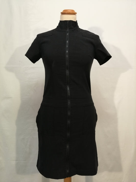 2. Robe noire taille S avec fermeture éclair sur le devant.