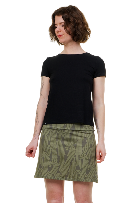 Nahaufnahme des Evergreen Rocks mit grünem Farn-Print und Koru-Spiralen.