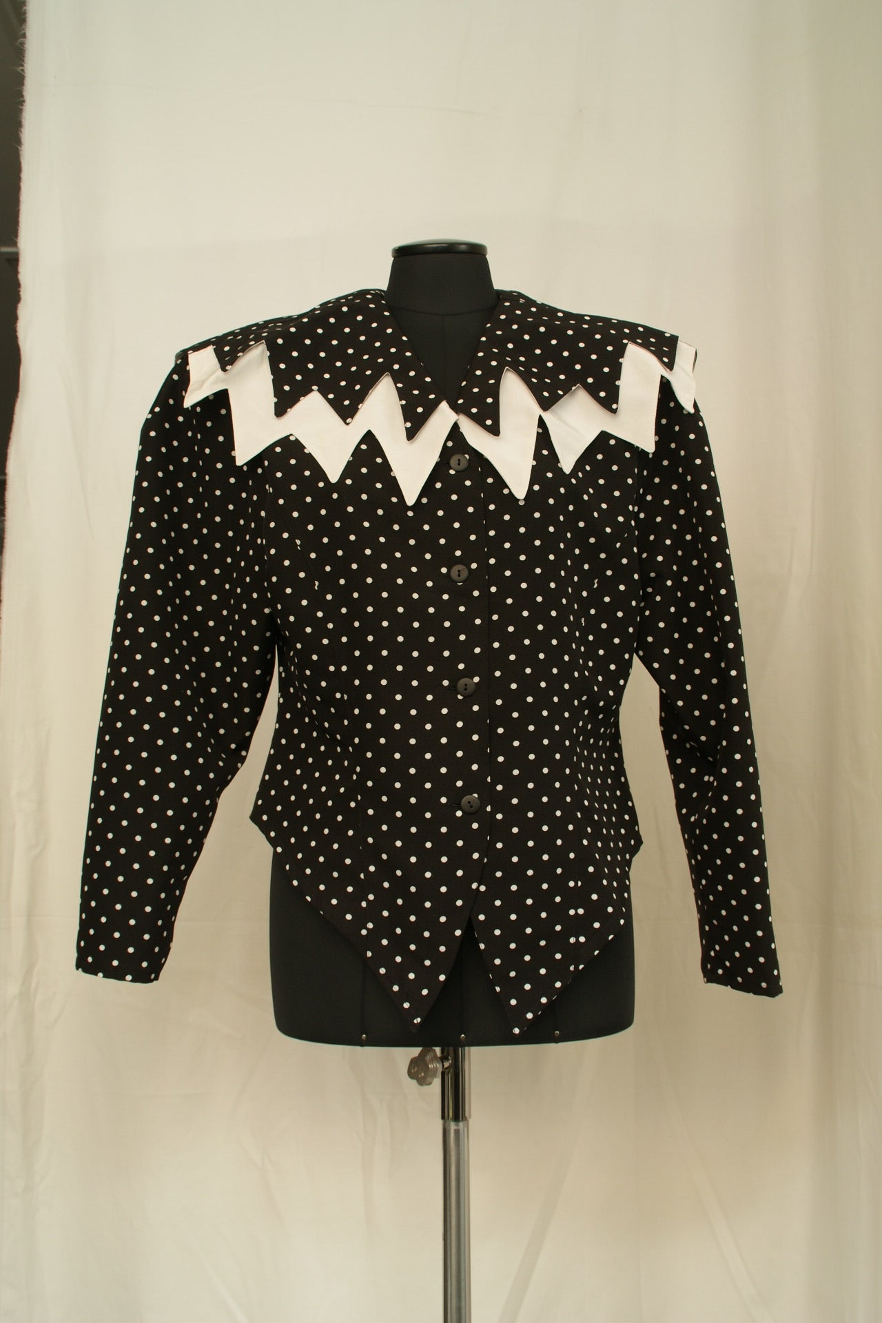 2.Hand Größe 38 schwarze Jacke  mit weißen Punkten und Schulterpolstern