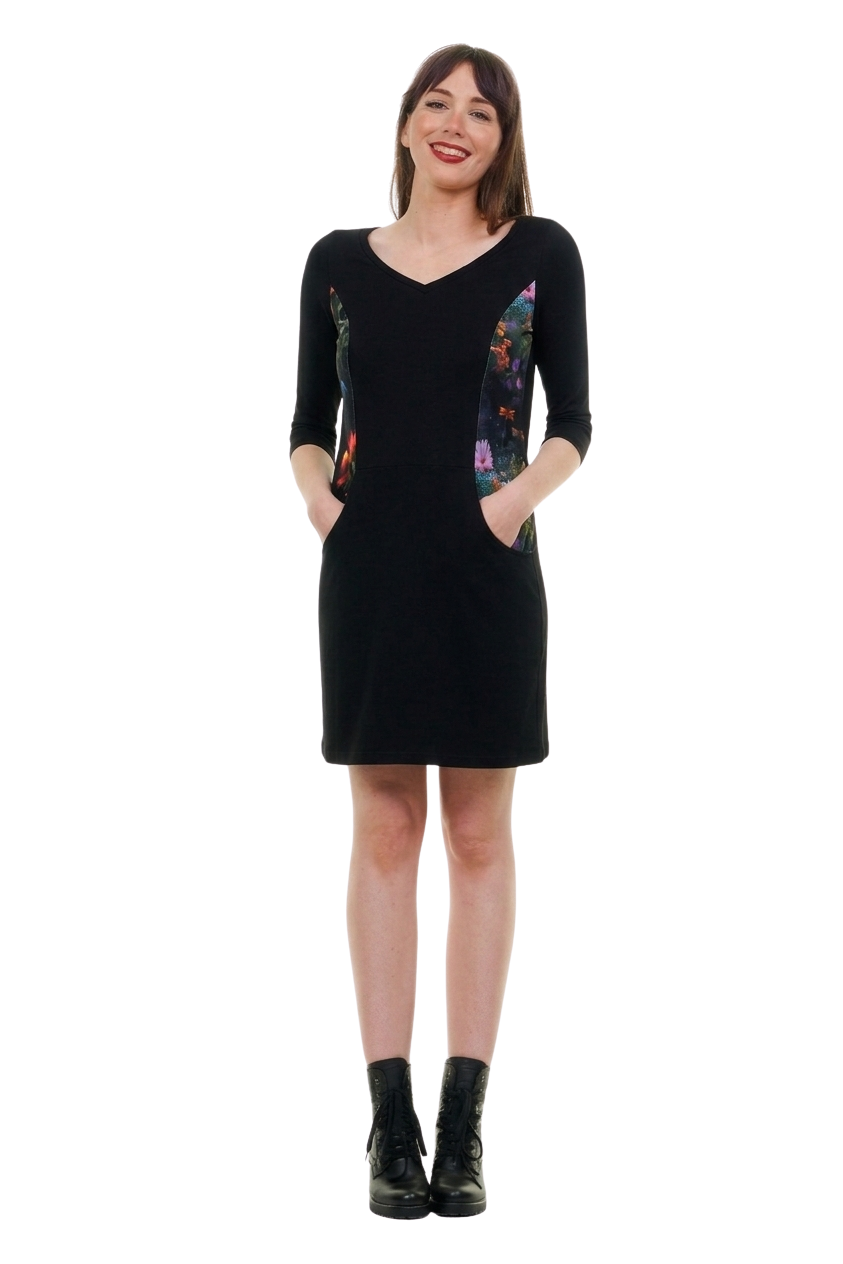 Schwarzes Jersey-Kleid mit V-Ausschnitt und 3/4-Ärmeln, handgefertigt in Berlin, mit seitlichen Einsätzen aus buntem Flora Fantasia Print