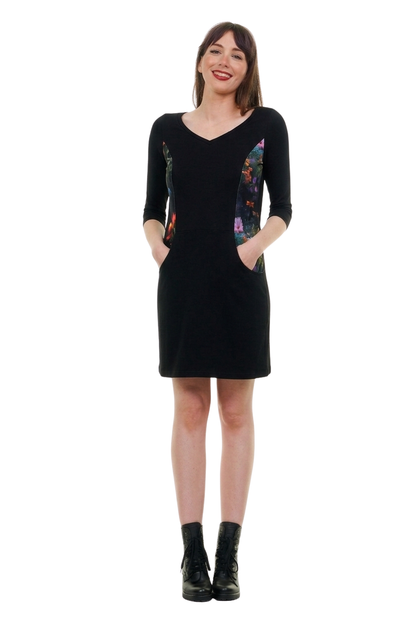 Schwarzes Jersey-Kleid mit V-Ausschnitt und 3/4-Ärmeln, handgefertigt in Berlin, mit seitlichen Einsätzen aus buntem Flora Fantasia Print