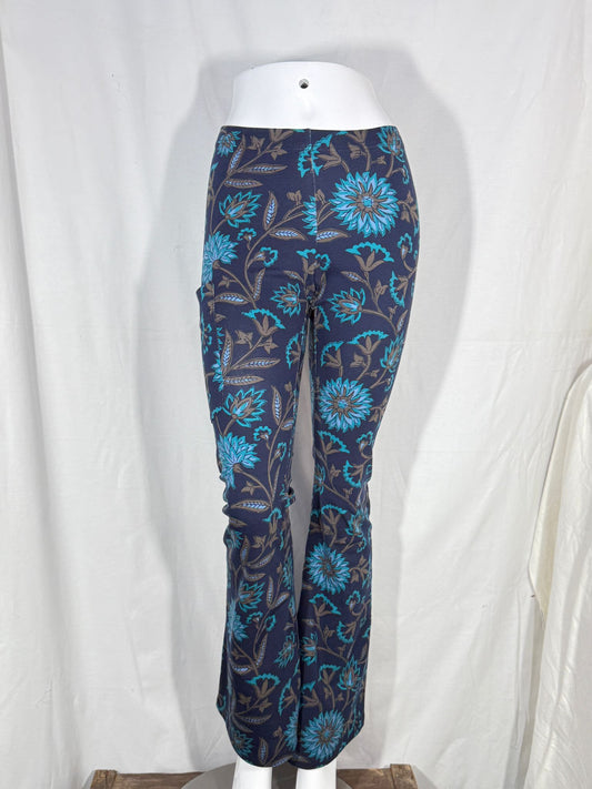 Blaue Schlaghose mit Blumenmuster Größe: M