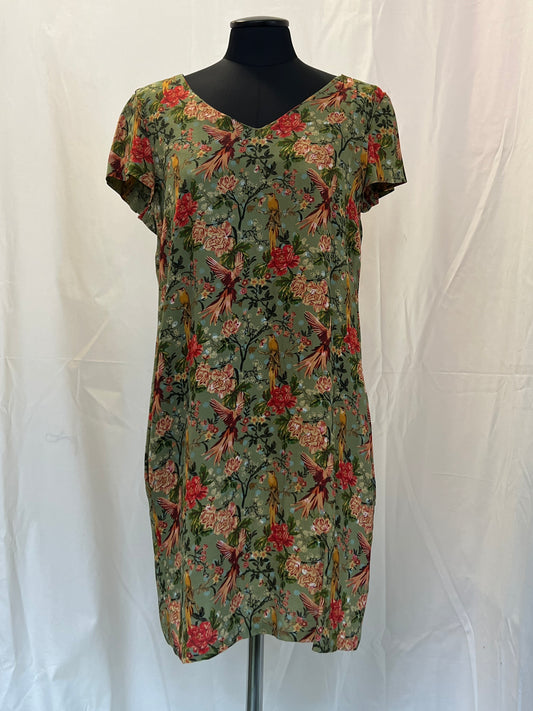 Robe à manches courtes taille M d'occasion verte avec ambiance printanière