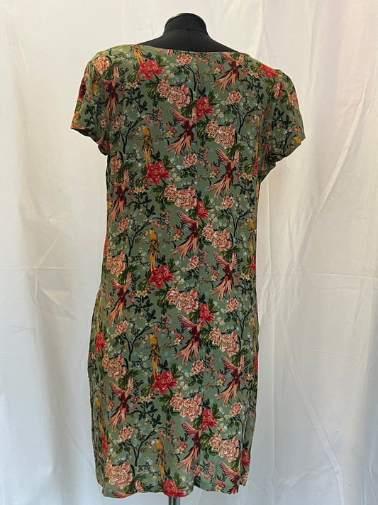 Robe à manches courtes taille M d'occasion verte avec ambiance printanière