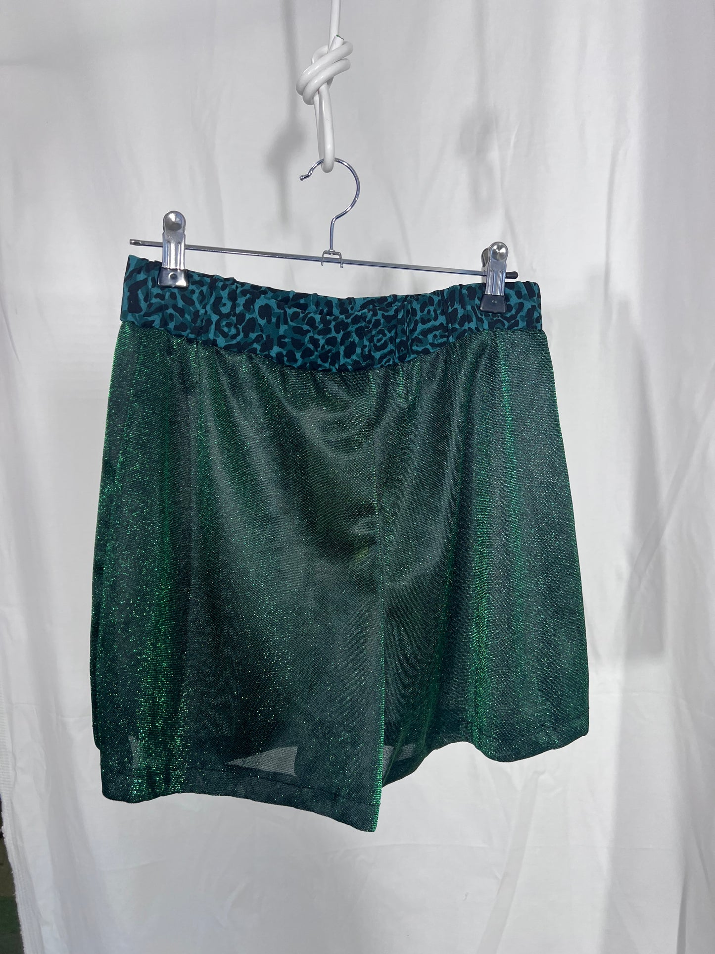 2nd hand size M shorts leo green glitter