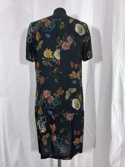2. Hand Größe M langes schwarzes Shirtkleid mit Blumenmuster