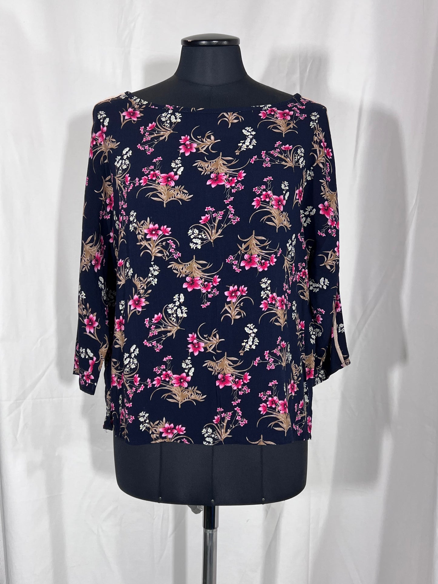 Chemisier taille M d'occasion manches courtes bleu foncé à fleurs
