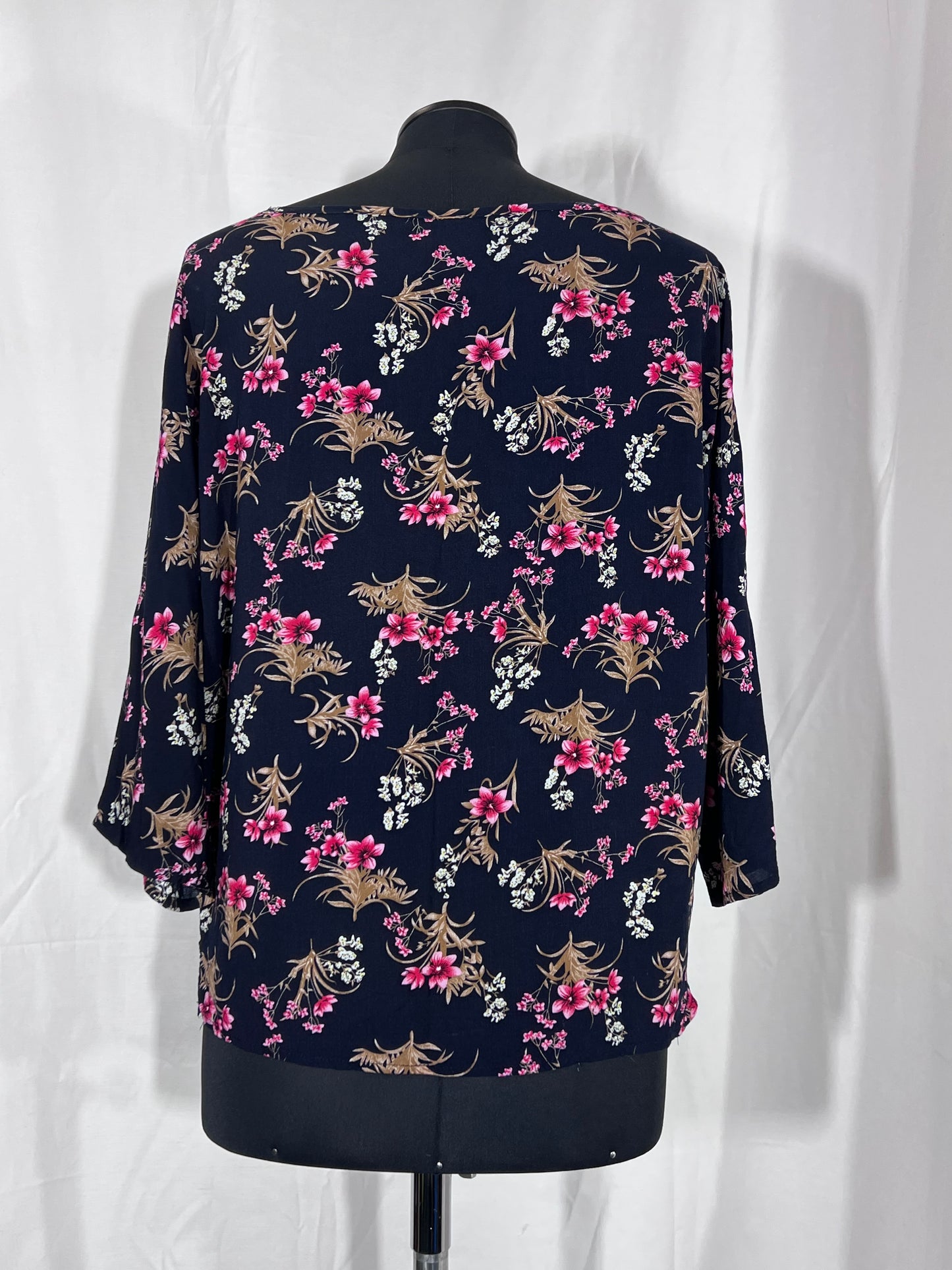 Chemisier taille M d'occasion manches courtes bleu foncé à fleurs