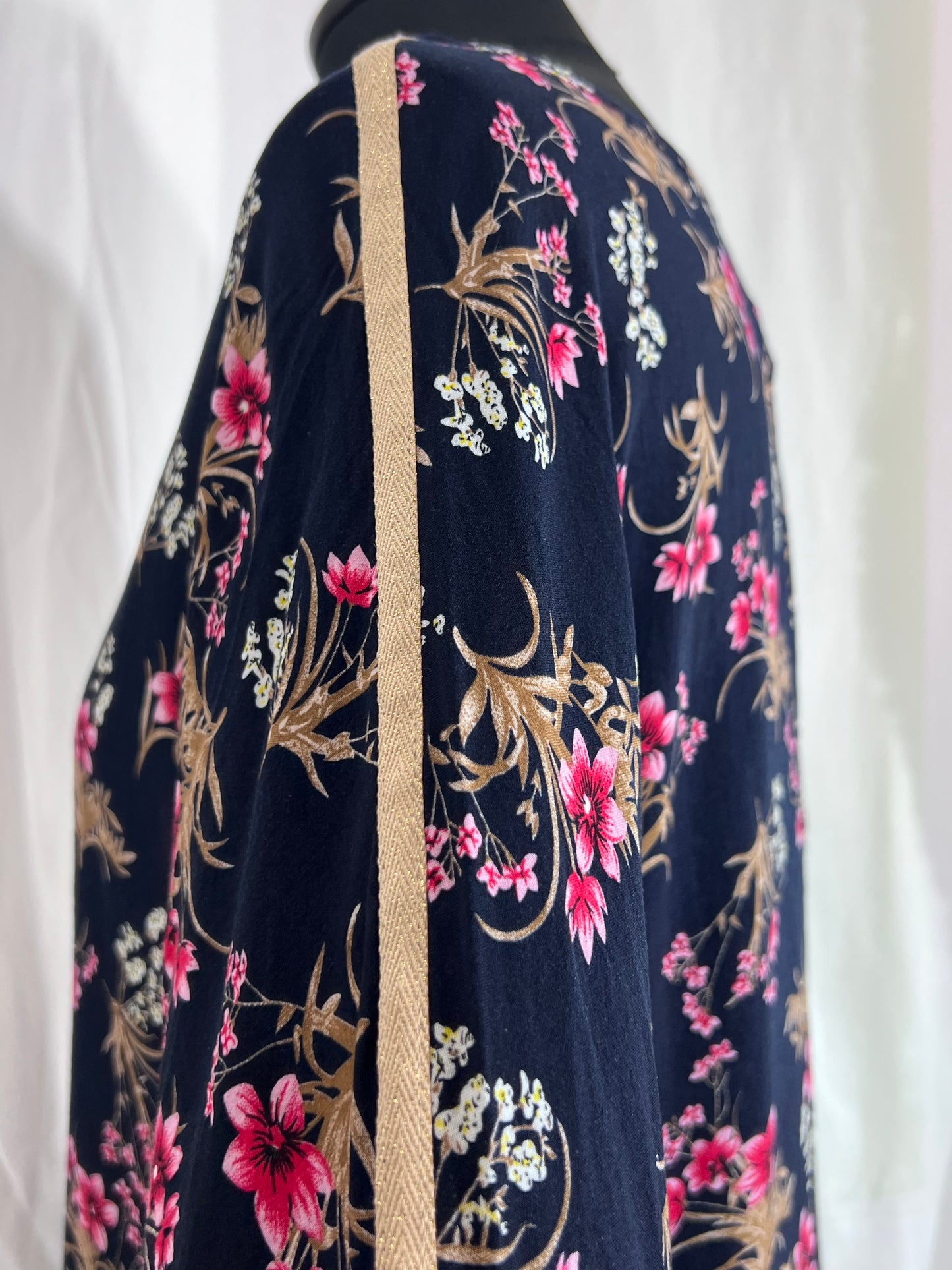 Chemisier taille M d'occasion manches courtes bleu foncé à fleurs