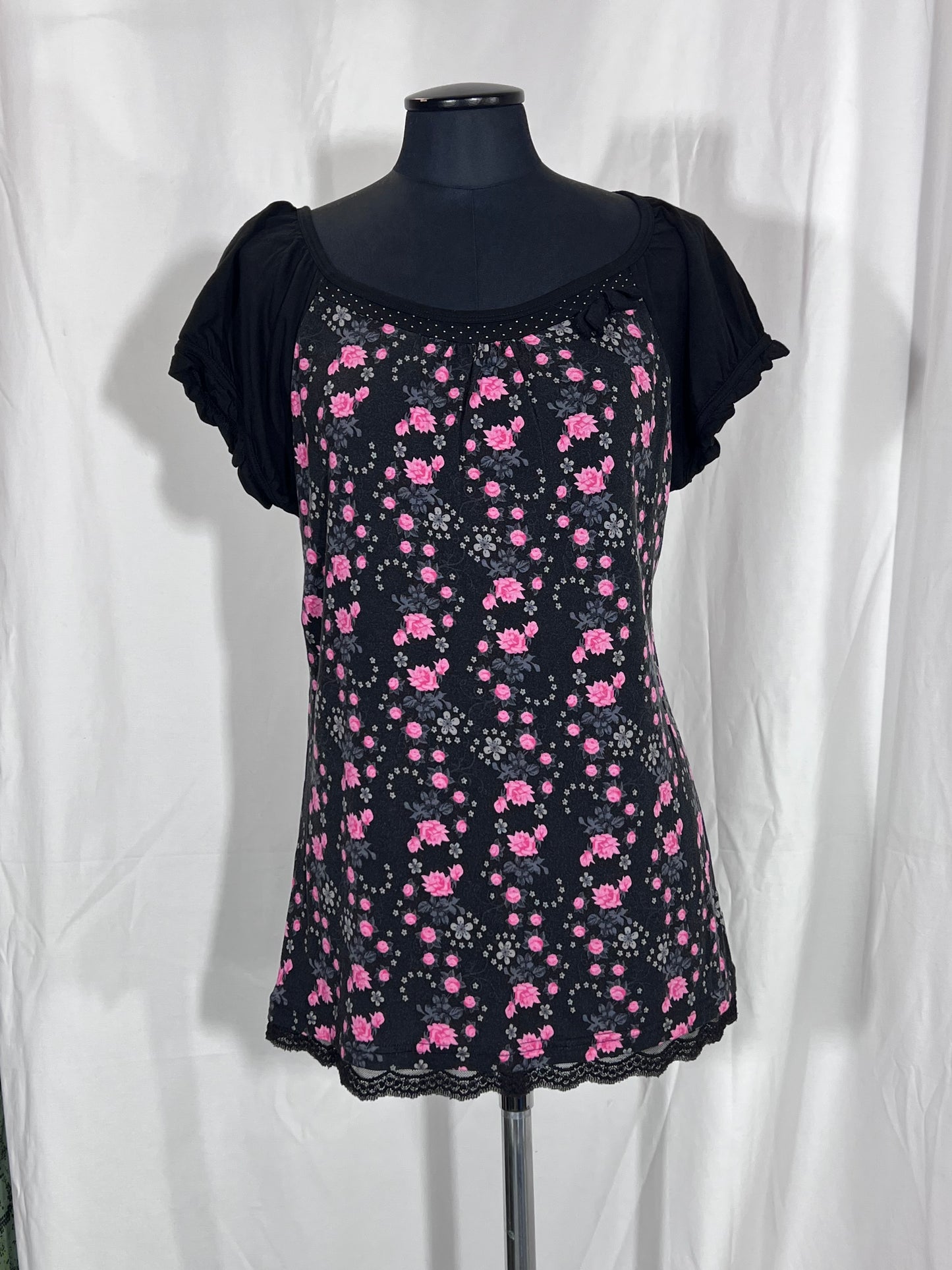 2nd hand size M shirt black with pink flowers
