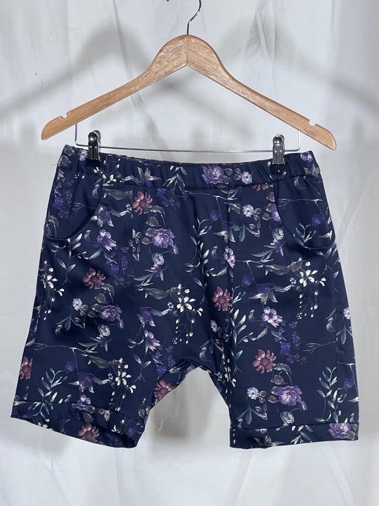 2nd hand size S dark blue shorts with flowers