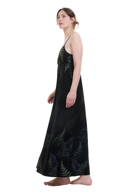 Seitliche Ansicht des fließenden Düsterfarn Kleids mit schmalen Trägern und exklusivem Natur-Print.