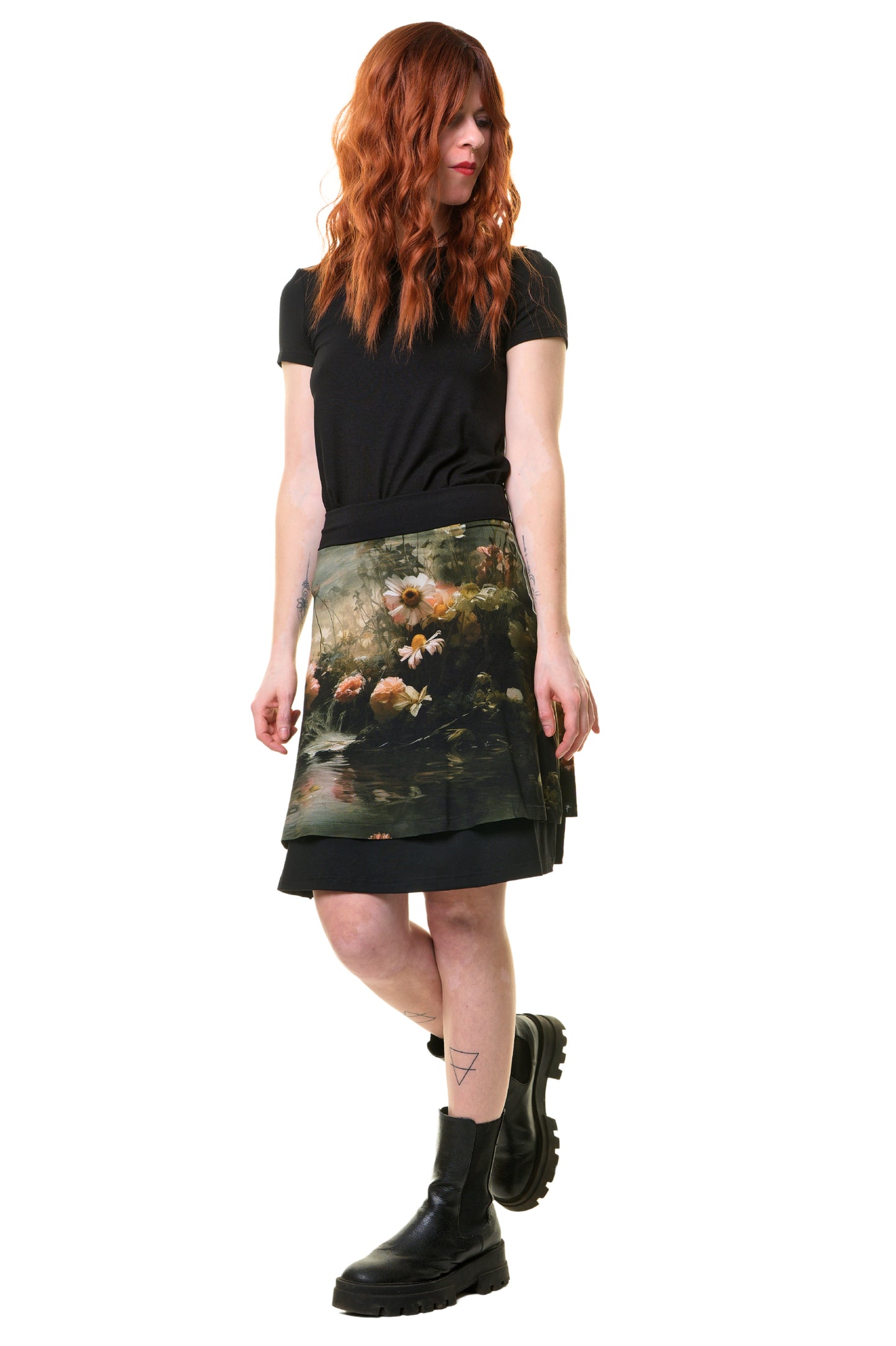 Detailansicht Stoffdesign Teichrose, florales Muster mit rosa Blumen auf dunklem Grund, hochwertiger Jersey