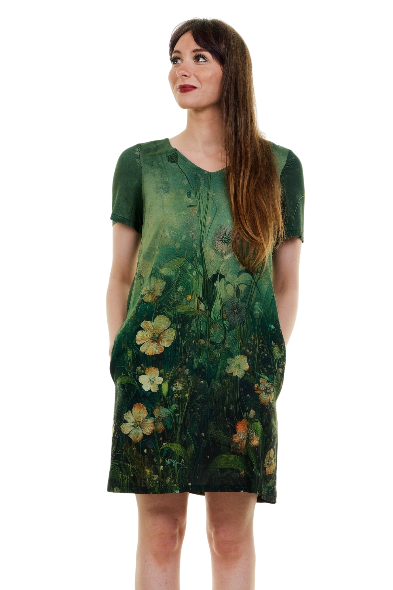 Frau trägt das grüne Webkleid Mythenwiese mit Blumenprint und Taschen, genäht in Berlin