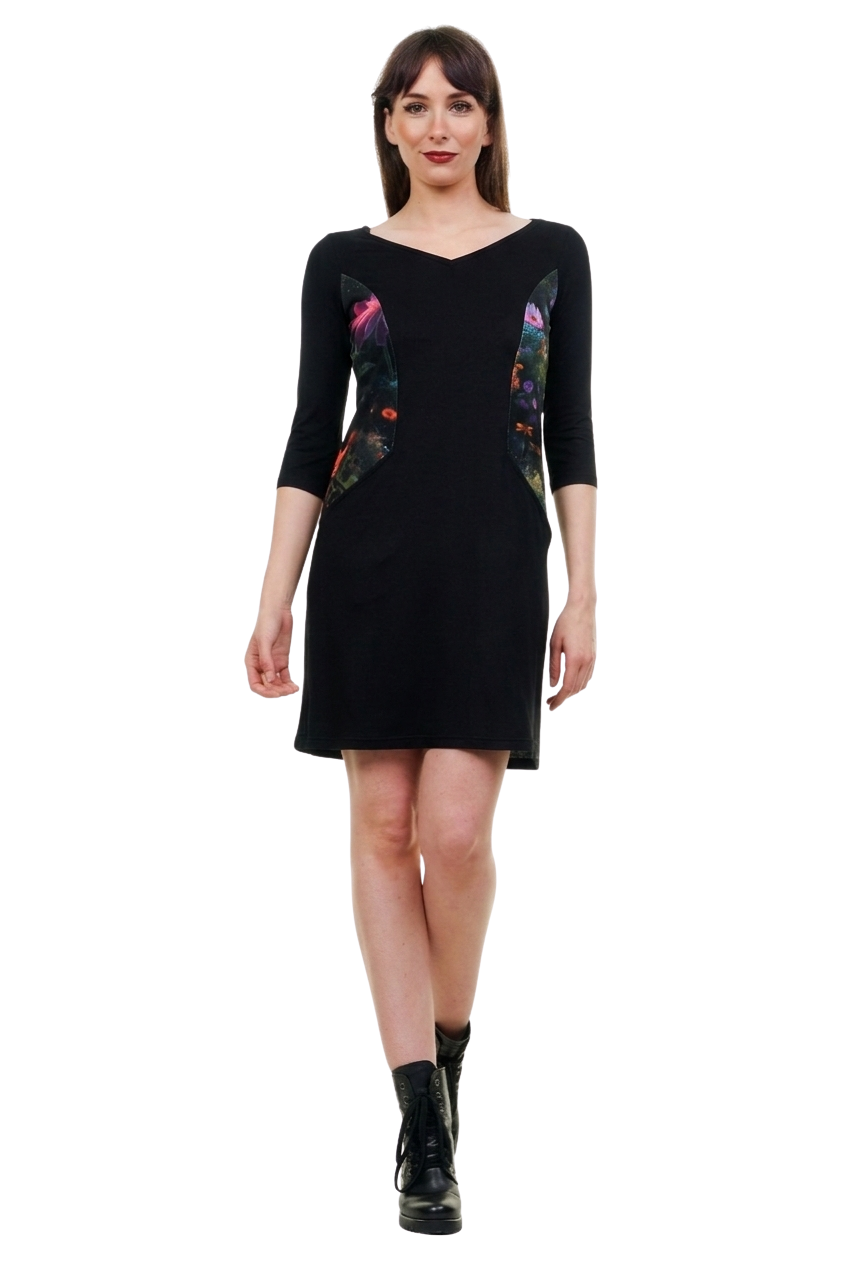 Nahaufnahme des Flora Fantasia Stoffes auf einem schwarzen Kleid: farbenfrohe, magische Blumenmotive auf dunklem Hintergrund