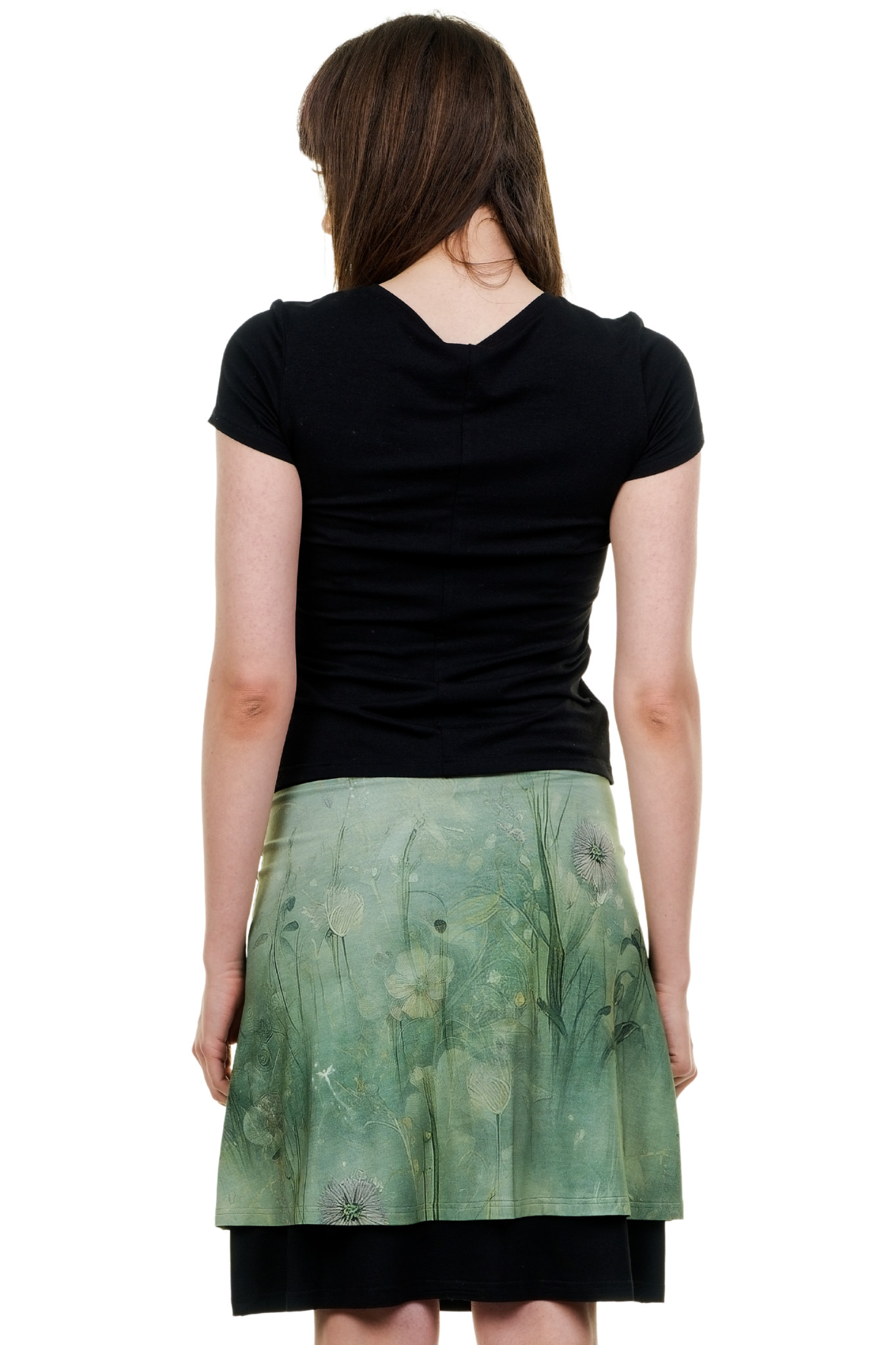 Sommerlicher Lagenlook: Grüner Floral-Rock kombiniert mit schwarzem Top, nachhaltige Mode aus Berlin