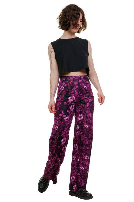 Modische Marlene-Hose Pink Flower mit weitem Bein und floralem Muster in Pink und Violett, kombiniert mit einem schwarzen ärmellosen Crop-Top