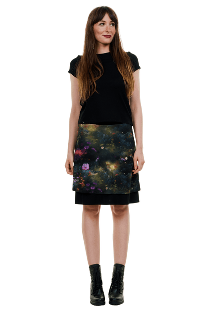 Zweilagiger Rock mit dem Stoffdesign 'Flora Fantasia', das bunte Blumen wie Astern und Wildblüten auf einem dunklen, nebligen Wald-Hintergrund zeigt