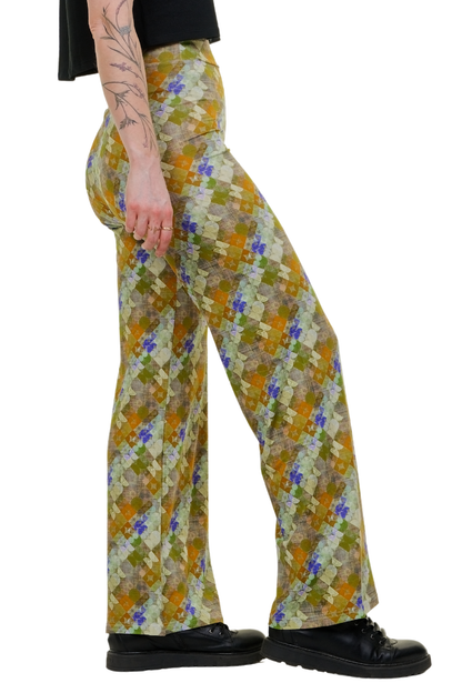Detailansicht des hochwertigen Musters der 'Vintage Vibe grün' Hose: Geometrisches Karo mit floralen Akzenten auf weichem, elastischem Material.