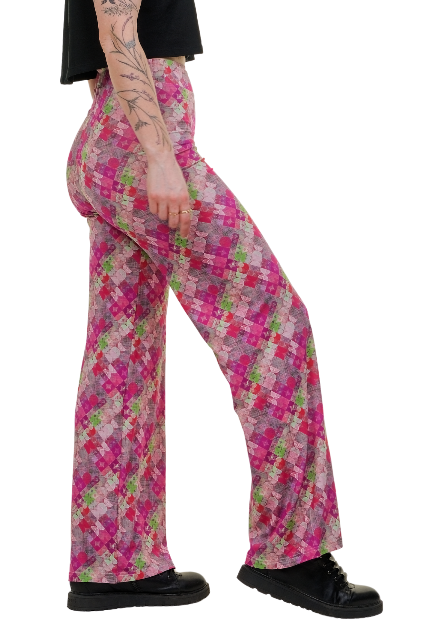 "Detailansicht des hochwertigen Musters der 'Vintage Vibe pink' Hose: Das kleinteilige geometrische Mosaik-Karo mit floralen Anklängen auf weichem, blickdichtem Material.