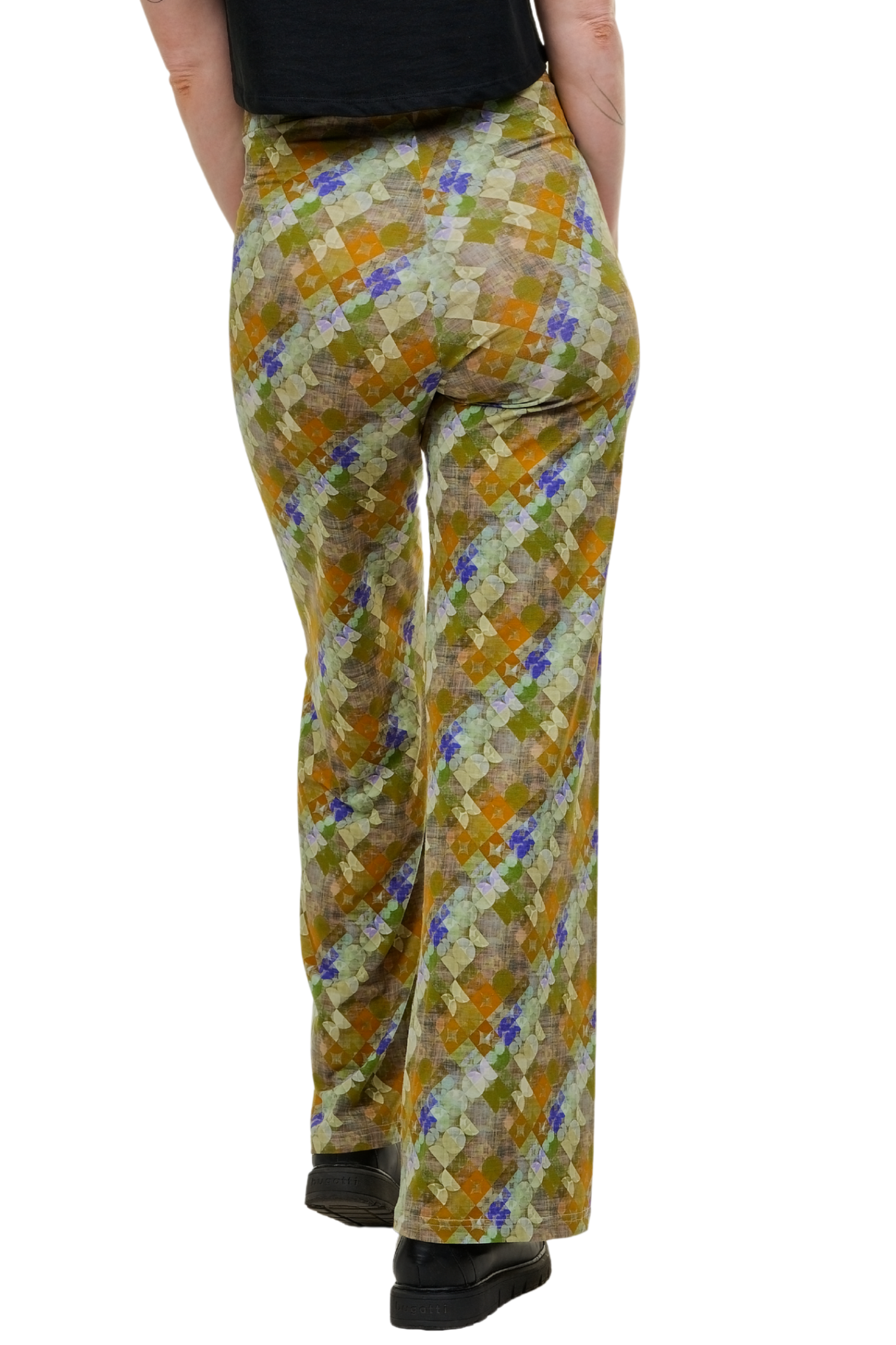 Lässiges Berliner Streetwear-Outfit: Weit geschnittene grüne Stoffhose mit elastischem Bund, ideal für einen bequemen und dennoch stylischen Alltag.