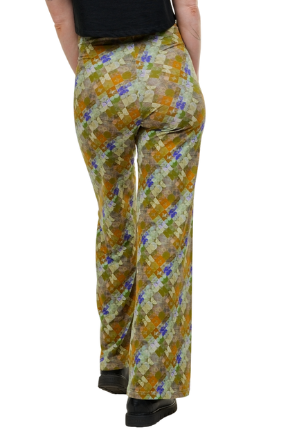 Lässiges Berliner Streetwear-Outfit: Weit geschnittene grüne Stoffhose mit elastischem Bund, ideal für einen bequemen und dennoch stylischen Alltag.