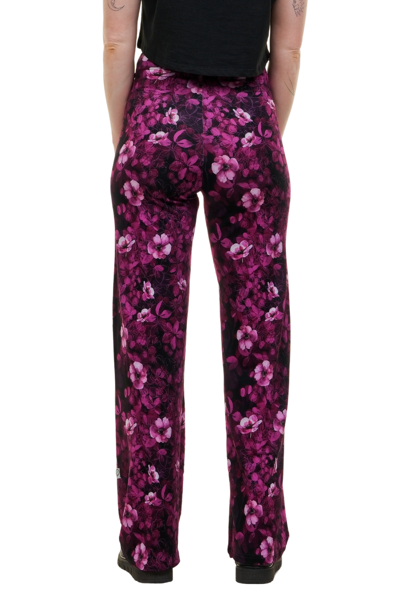 Nahaufnahme des floralen Prints der Marlene-Hose Pink Flower: Detailreiche pinkfarbene Blumen auf schwarzem Stoff mit elastischem High-Waist-Bund.