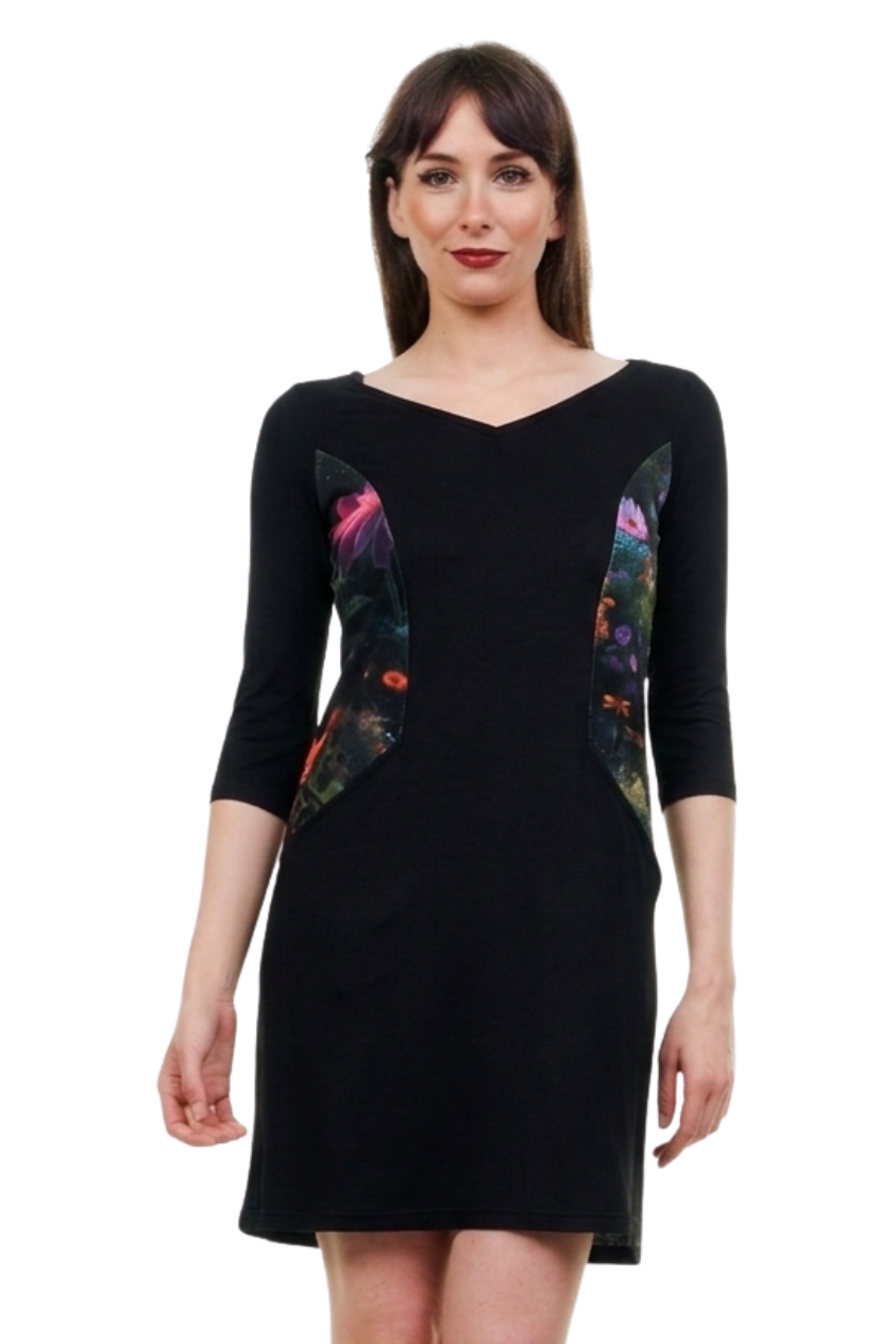 Nahaufnahme des Flora Fantasia Stoffes auf einem schwarzen Kleid: farbenfrohe, magische Blumenmotive auf dunklem Hintergrund