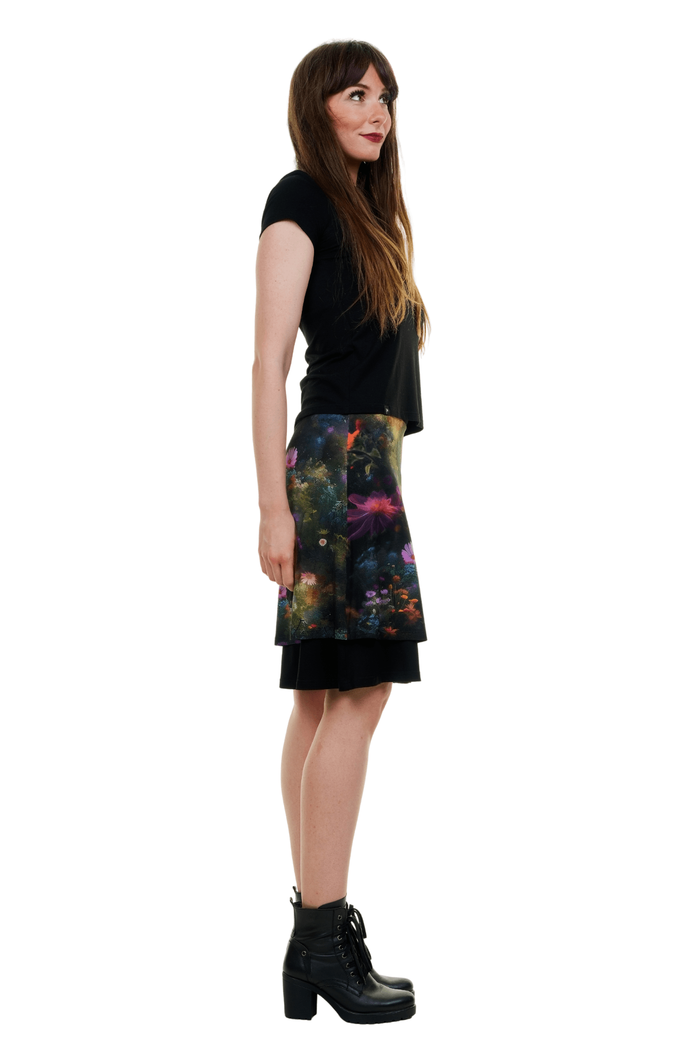 Kniekurzer A-Linien-Rock im Lagen-Look mit elastischem Bund. Mystisches Blumenmuster 'Flora Fantasia', kombiniert mit schwarzem Unterrock