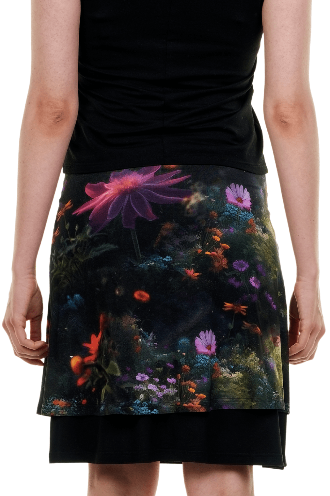 Flora Fantasia Rock: Florales Design aus polnischer Textilherstellung, handgefertigt in Berlin. Schwarz mit leuchtenden pinken und violetten Blüten im Fantasy-Stil