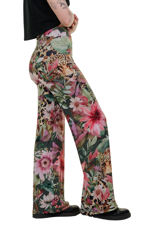 Seitenansicht der Marlene-Hose 'Berlin Botanical': Der hohe Sitz und das weite Bein betonen die Figur und bieten maximale Bewegungsfreiheit.